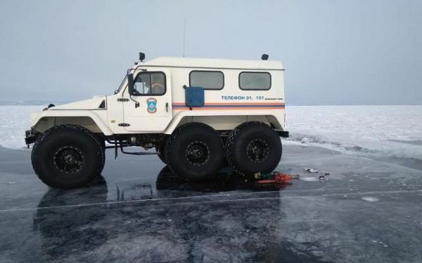 ГИМС предупреждает: передвижение на льду Байкала опасно для жизни из-за трещин