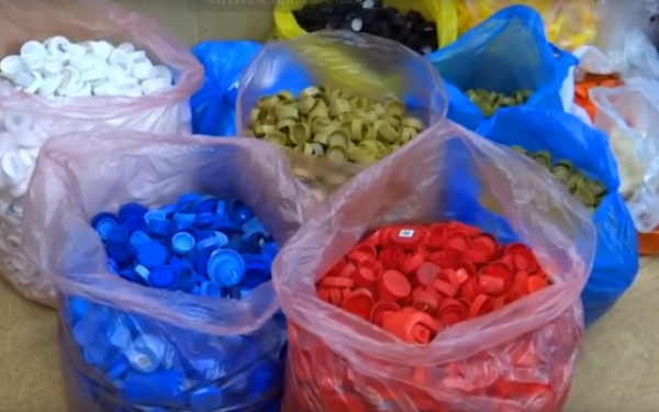 Школьники в Бурятии собрали 19 тысяч пластиковых крышек 