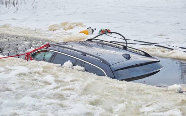 Легковой автомобиль с людьми провалился под лёд на Байкале 