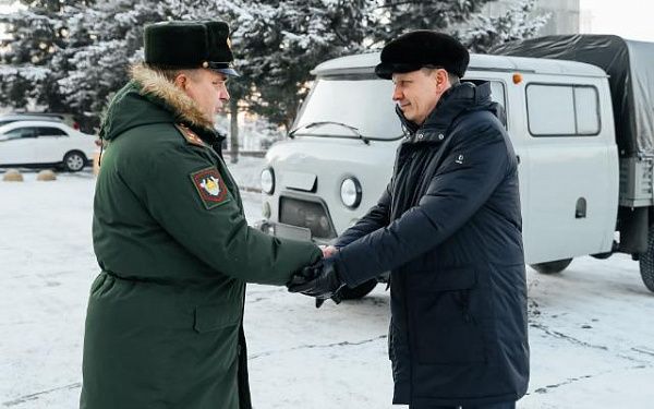 Бурятским военнослужащим ВВО передали "УАЗ", купленный на сэкономленные деньги при строительстве ледового городка 