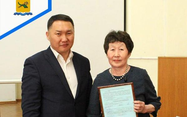 В Улан-Удэ вручили сертификат на приобретение жилья северянам