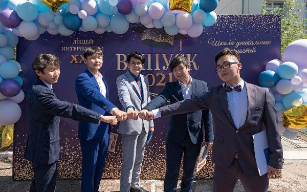 Выпускников Улан-Удэ наградили медалями «За особые успехи в учении»