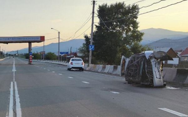 В пригороде Улан-Удэ пьяненькая автоледи наехала на бетонное ограждение