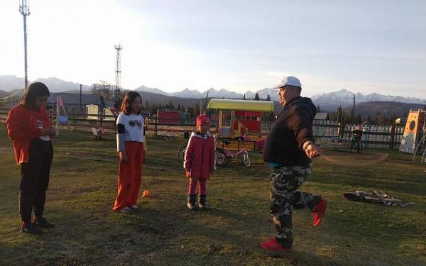 Глава села Бурятии показал детям мастер-класс со скакалкой 
