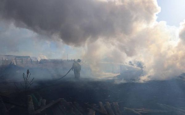В районе Бурятии огонь уничтожил три бани и сарай