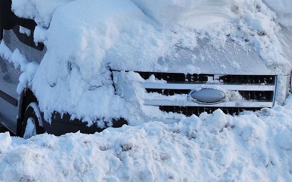 Взыскан материальный ущерб, причиненный автомобилю из-за падения снега с крыши здания