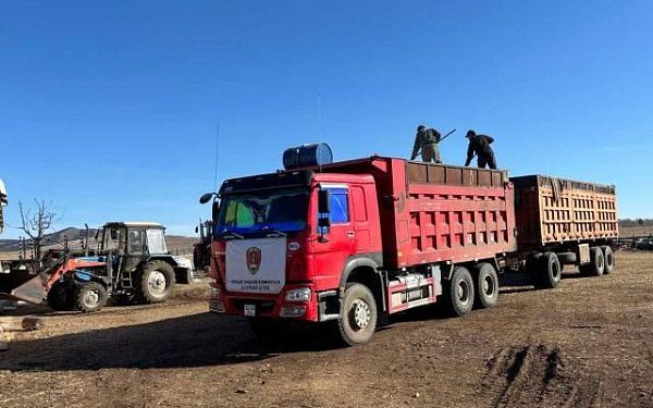 Хозяйства Бурятии продолжают грузить зерно для отправки гуманитарной помощи Монголии