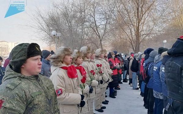Юнармейцы и волонтёры Бурятии поздравили россиян с Днём Защитника Отечества