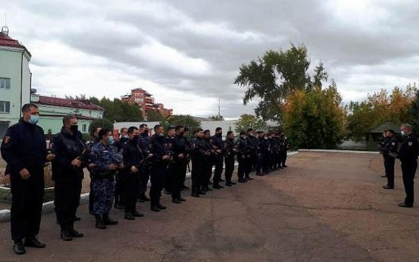 В Улан-Удэ сотрудники вневедомственной охраны почтили память погибшего коллеги