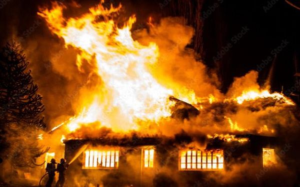 В Бурятии семье пришлось эвакуироваться из горящей квартиры через окно