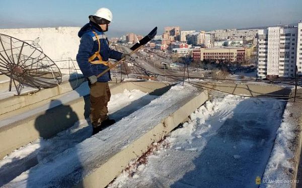 В Улан-Удэ управляющие компании и ТСЖ убирают снег с крыш