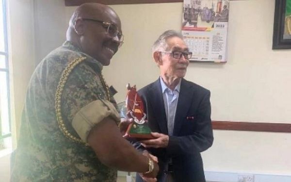 Президент Уганды вручил бурятскому врачу-травматологу орден "За заслуги"