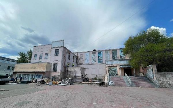 В Улан-Удэ реставрируют старое здание кукольного театра 
