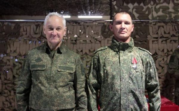 Министр обороны вручил бойцу из Бурятии Орден мужества