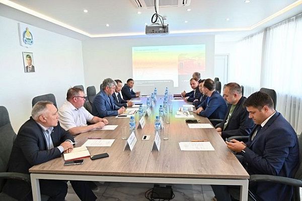 Алексей Цыденов встретился с генеральным директором ООО «Новапорт Холдинг» Евгением Янкилевичем и представителями авиакомпании Red Wings