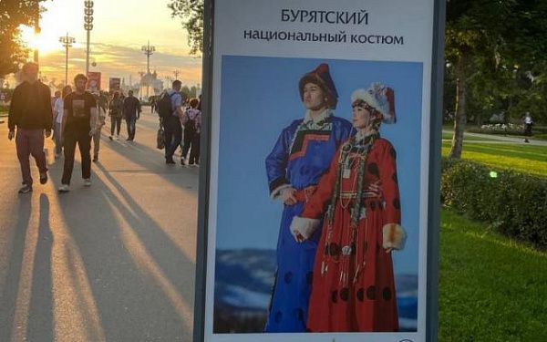 Фотовыставка бурятских национальных костюмов украсила ВДНХ в Москве