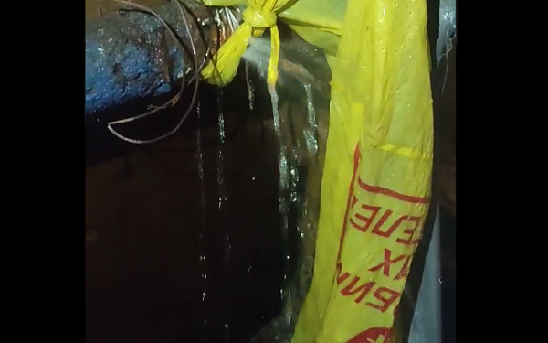 В Улан-Удэ управляющая компания три месяца не может устранить потоп в подвале