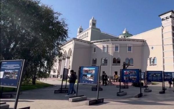 На театральной площади Улан-Удэ действует выставка, посвященная новым регионам России 