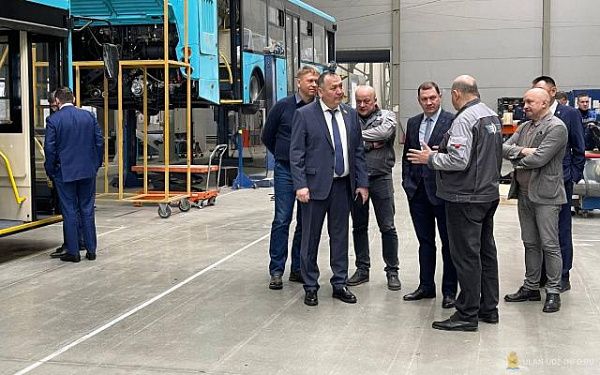 Мэр и председатель горсовета изучают новые модели автобусов