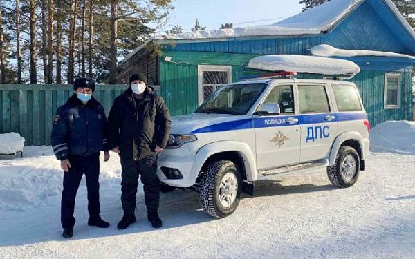 В Баргузинском районе Бурятии полицейские вместе с пожарными помогли автомобилисту выбраться из снежной ловушки