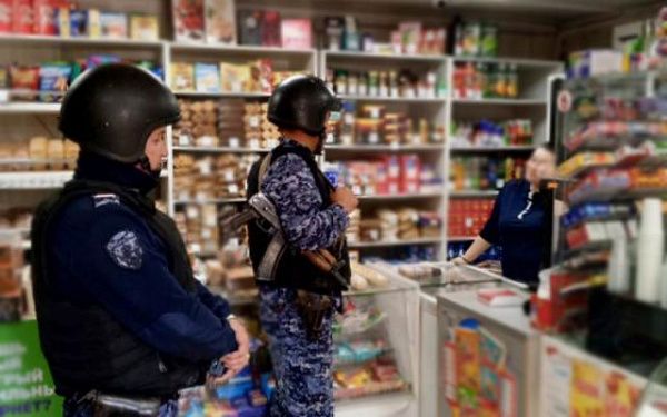 Житель Бурятии попался с поличными в магазине, совершая покупки чужой банковской картой 