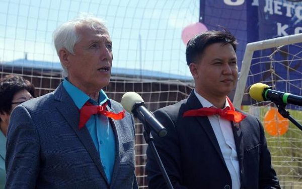 Депутаты бурятского парламента надели красные галстуки
