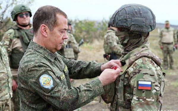 Медведев наградил военнослужащих из Бурятии в зоне СВО