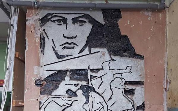 В Улан-Удэ строители обнаружили барельеф к 40-летию Победы