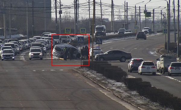 Водитель в Улан-Удэ не успел проскочить на «желтый», снёс светофор и перед встречной машины