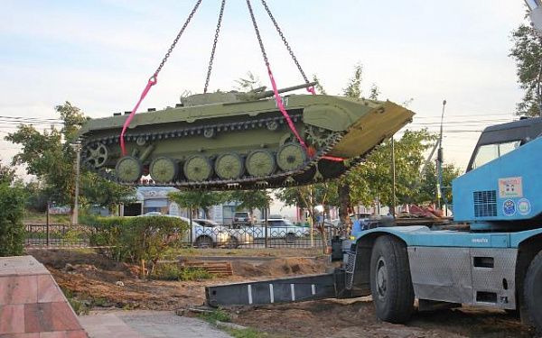 В Улан-Удэ советскую боевую машину пехоты установили на новый постамент