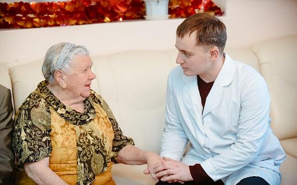 Соцработники оберегают пожилых граждан от коронавирусной инфекции