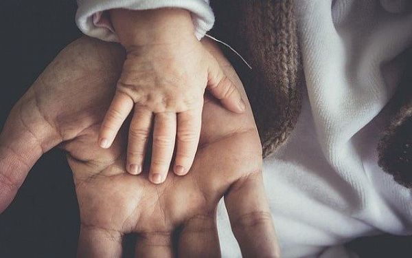 Родители первенцев пополняют семейный бюджет с помощью господдержки