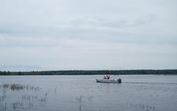 Спасатели пришли на помощь на озере Гусиное