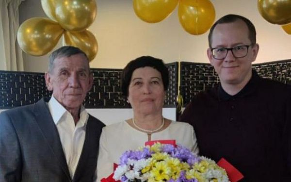В Улан-Удэ поздравили супружескую пару с золотой свадьбой
