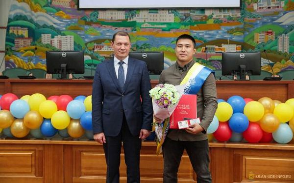 Игорь Шутенков вручил медали «Почетный гражданин города Улан-Удэ»