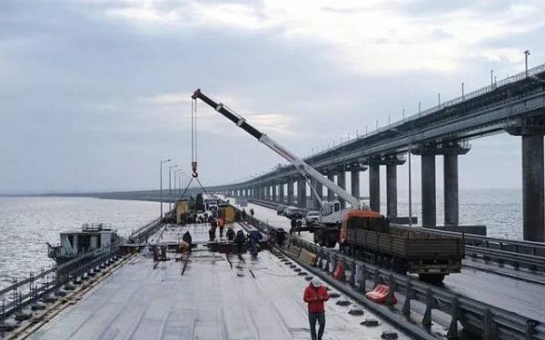 На Крымском мосту впервые после теракта открыли движение по правой части