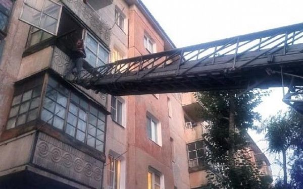 В Бурятии спасли девушку, которая хотела спрыгнуть с балкона