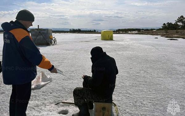 В Бурятии запретили выезд на лед Байкала