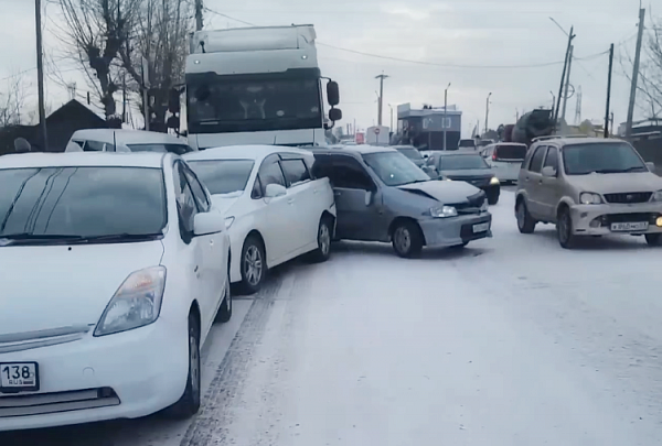 5 машин столкнулись в Улан-Удэ из-за гололёда