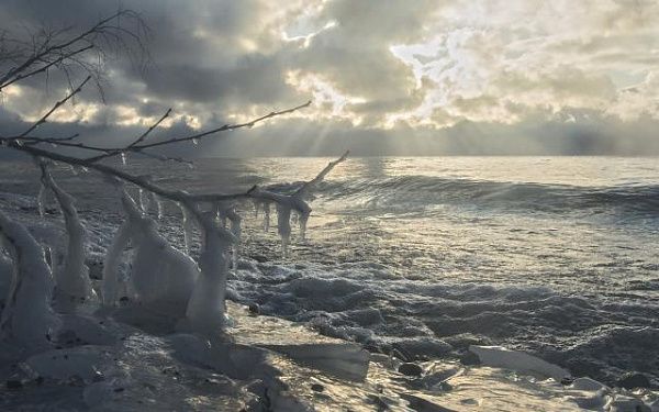 На западном берегу Байкала встал первый лед