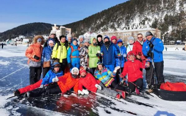 Победитель первого сезона конкурса «Мастера гостеприимства» организовала пеший переход людей старшего возраста по льду Байкала