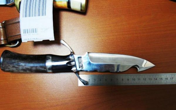 Бурятские таможенники изъяли охотничьи ножи из Японии у авиапассажира  