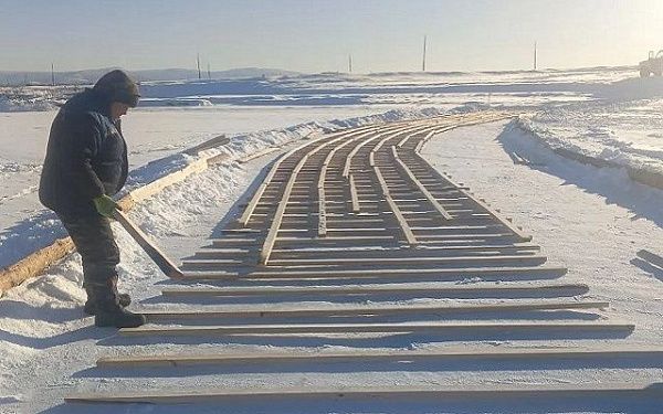 В Курумканском районе Бурятии приступили к устройству ледовой переправы на время ремонта моста через реку Улгана