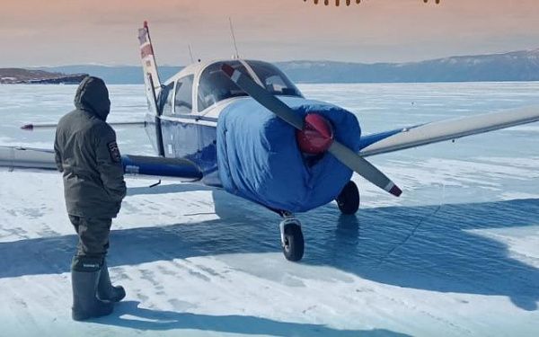 Кукурузник из Новосибирска приземлился на лёд Байкала, чтобы пообедать на острове