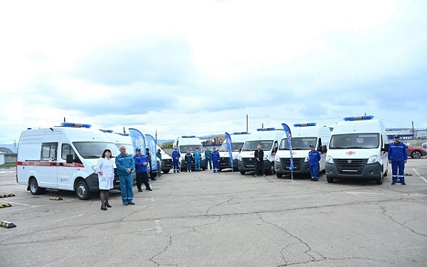 В Улан-Удэ вручили ключи от 9 автомобилей скорой помощи и 28 автобусов