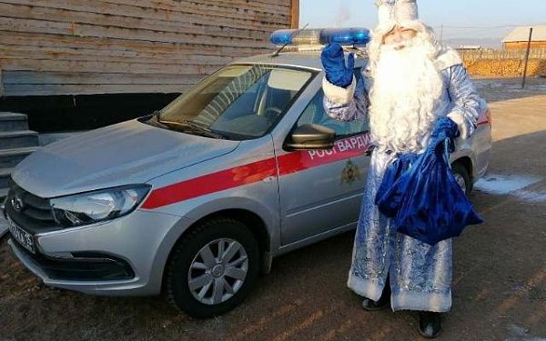 В районах Бурятии росгвардейцы поздравили детей с Новым годом
