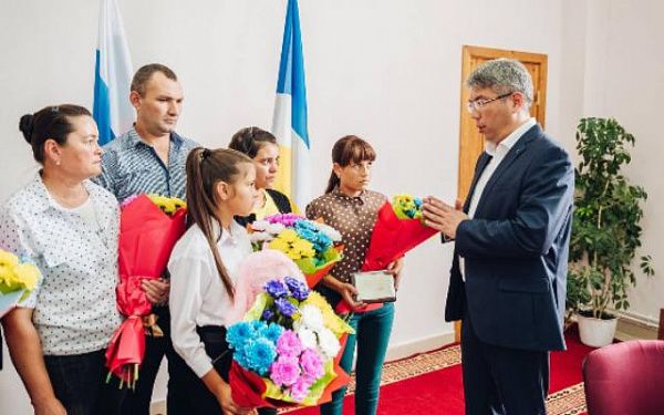 Глава Бурятии вручил ордена Мужества родным погибших бойцов 