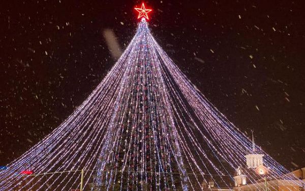 Над главной елкой на площади Советов раскинется «звездное небо»
