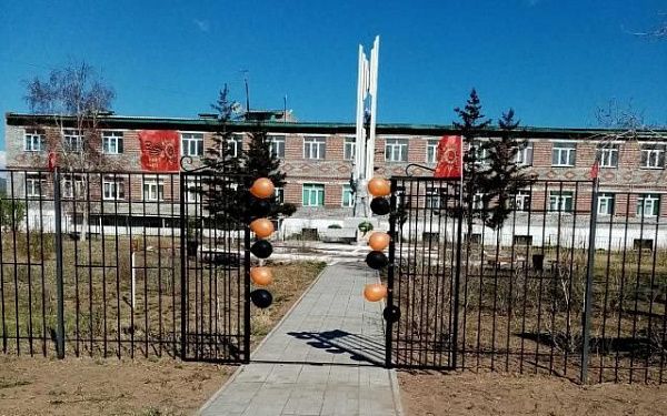 В селе Усть-Брянь преобразили территорию у памятника воинам Великой отечественной войны