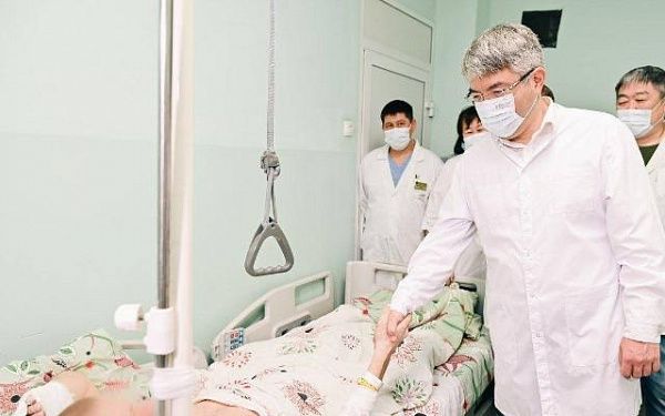 Глава Бурятии посетил раненых бойцов в республиканской больнице